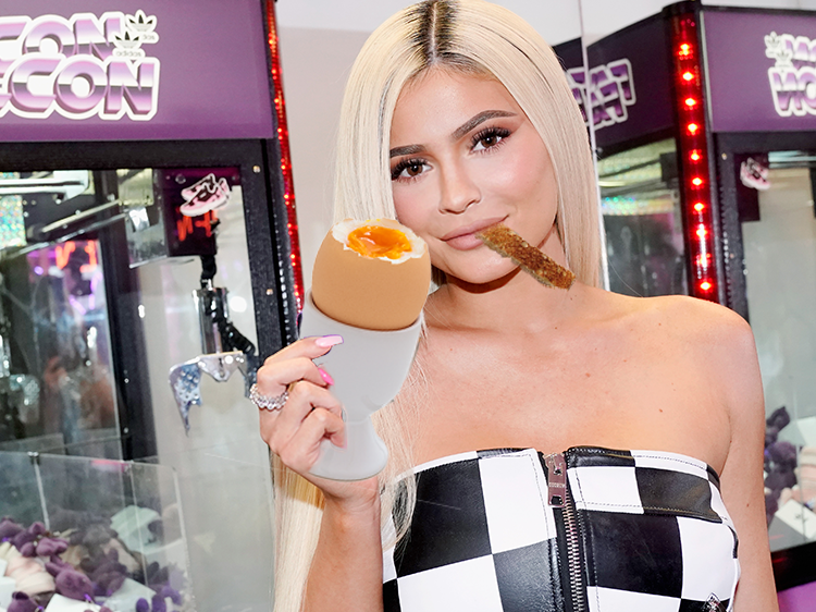 Theres A Viral Campaign Coming For Kylie Jenners Instagram Record With A Literal Picture Of An Egg 