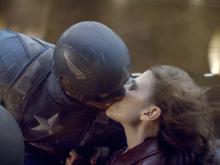 una vez cansado Amedrentador Hayley Atwell Reckons Captain America Totally Told Peggy About Kissing Her  Great-Niece