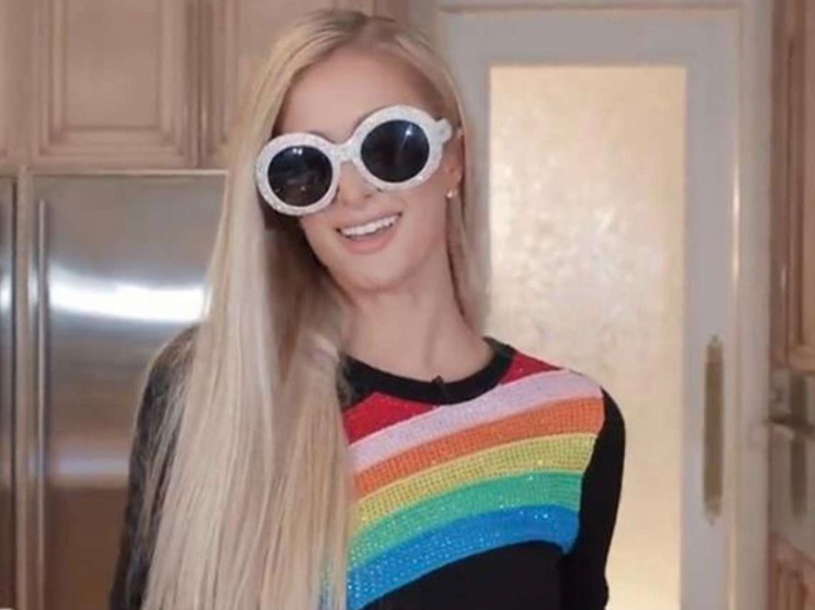 Paris Hilton Wearing Fingerless Gloves In The Kitchen Is My 2020 Mood